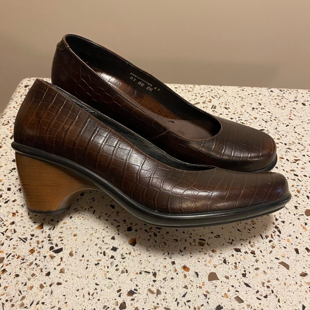 Leather Dansko Pumps - like NEW!